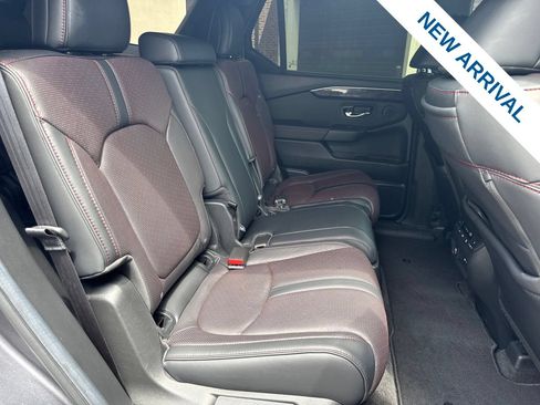 Used 2025 Honda Pilot Black Edition image 11