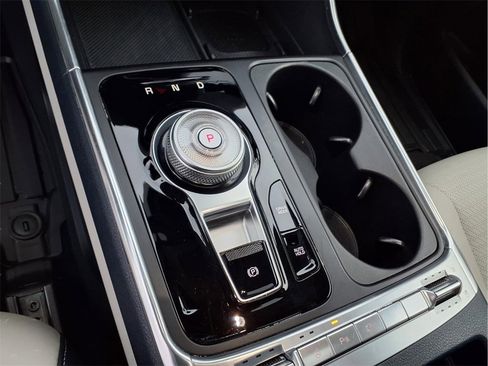 Used 2025 Kia Carnival SX Prestige image 24