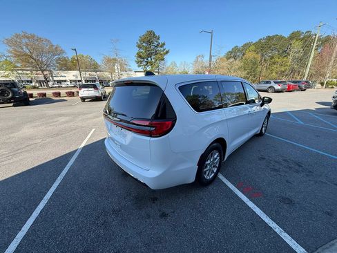Used 2024 Chrysler Pacifica Touring-L FWD image 8