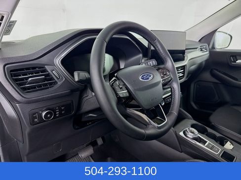 Used 2025 Ford Escape SE image 9