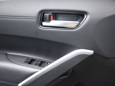 Used 2025 Toyota Corolla Cross XLE FWD image 19