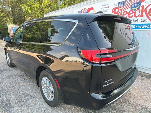 Used 2024 Chrysler Pacifica Touring-L FWD image 9
