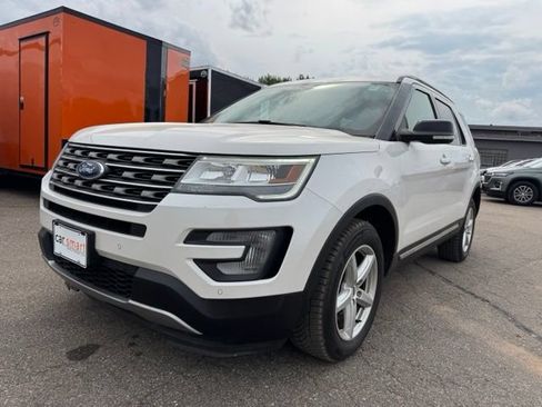 Used 2017 Ford Explorer XLT w/ Equipment Group 202A AWD/4WD image 3