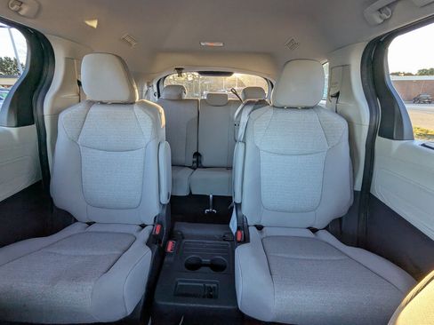 Used 2024 Toyota Sienna LE image 22