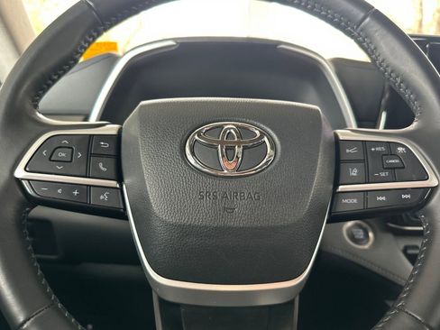 Certified 2024 Toyota Highlander XLE image 28