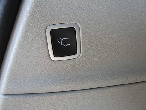 Certified 2024 Chrysler Pacifica Limited image 12