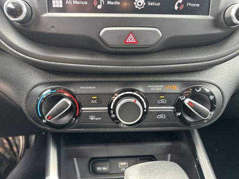 Used 2025 Kia Soul LX w/ LX Technology Package FWD image 17