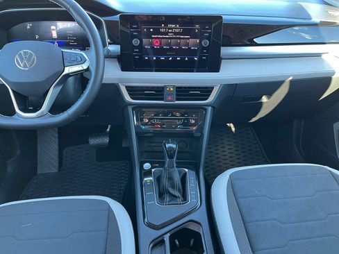 Certified 2025 Volkswagen Taos SE image 11