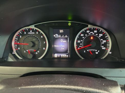 Used 2017 Toyota Camry SE w/ Moonroof Package image 19