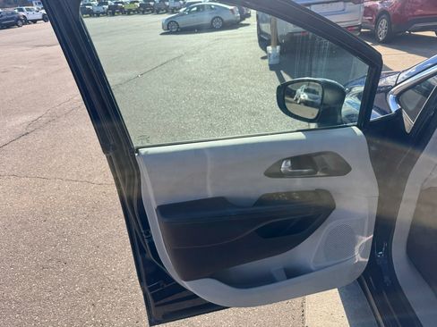 Used 2017 Chrysler Pacifica Touring image 14