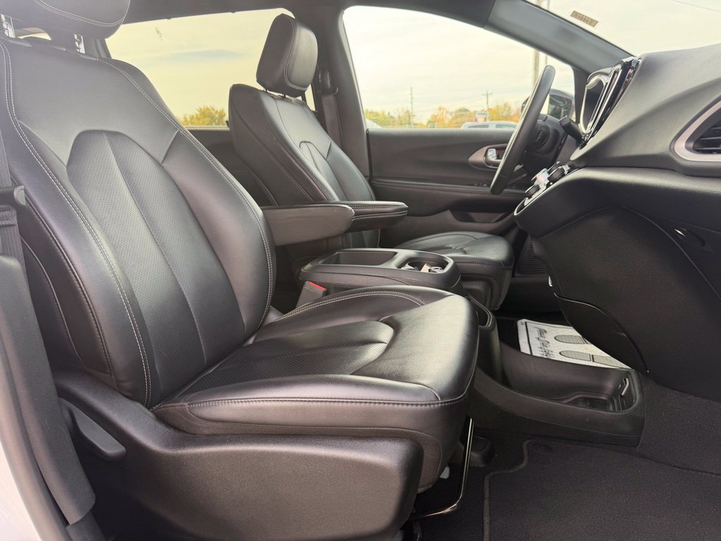 Used 2025 Chrysler Pacifica Select FWD image 17
