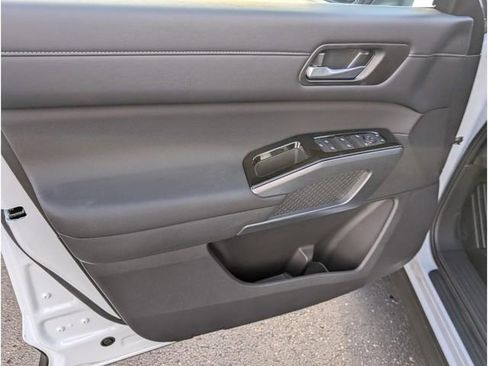 New 2025 Nissan Pathfinder SL w/ SL Premium Package image 16