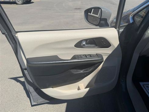 Used 2020 Chrysler Pacifica Touring-L Plus FWD image 8