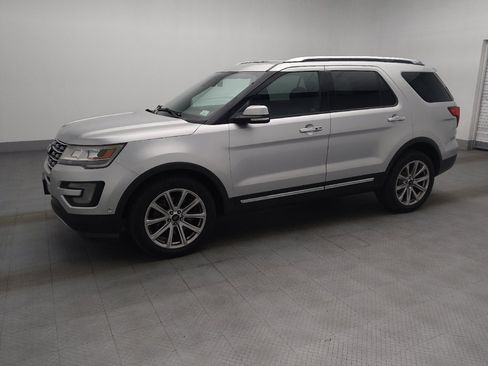 Used 2017 Ford Explorer Limited w/ Equipment Group 301A AWD/4WD image 2