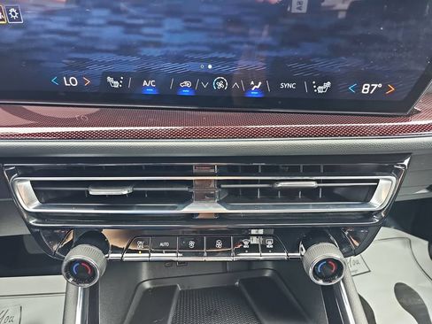 Used 2025 Chevrolet Traverse Z71 AWD/4WD image 24