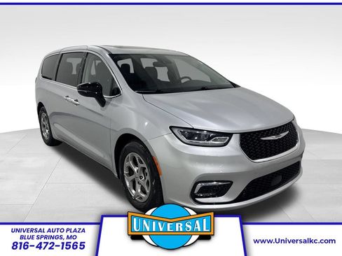 Used 2024 Chrysler Pacifica Limited FWD image 1