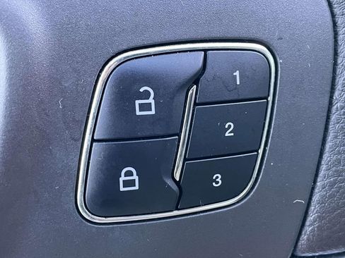 Used 2013 Lincoln MKS AWD image 18