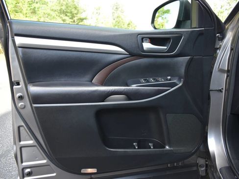Used 2017 Toyota Highlander XLE FWD image 18