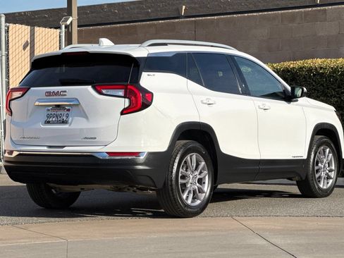 Used 2024 GMC Terrain SLT AWD/4WD image 4