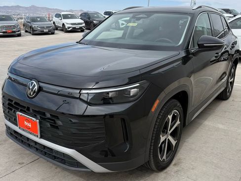 Certified 2025 Volkswagen Tiguan SE FWD image 3