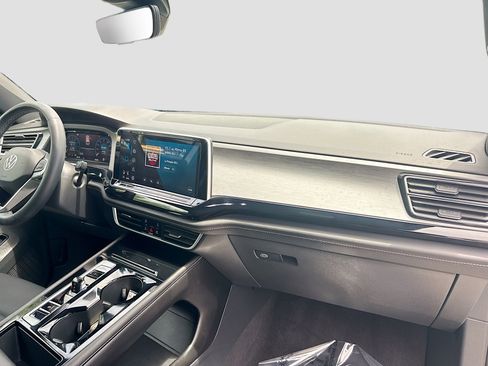 Certified 2024 Volkswagen Atlas Cross Sport SE FWD image 32
