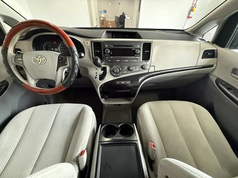 Used 2012 Toyota Sienna LE FWD image 18