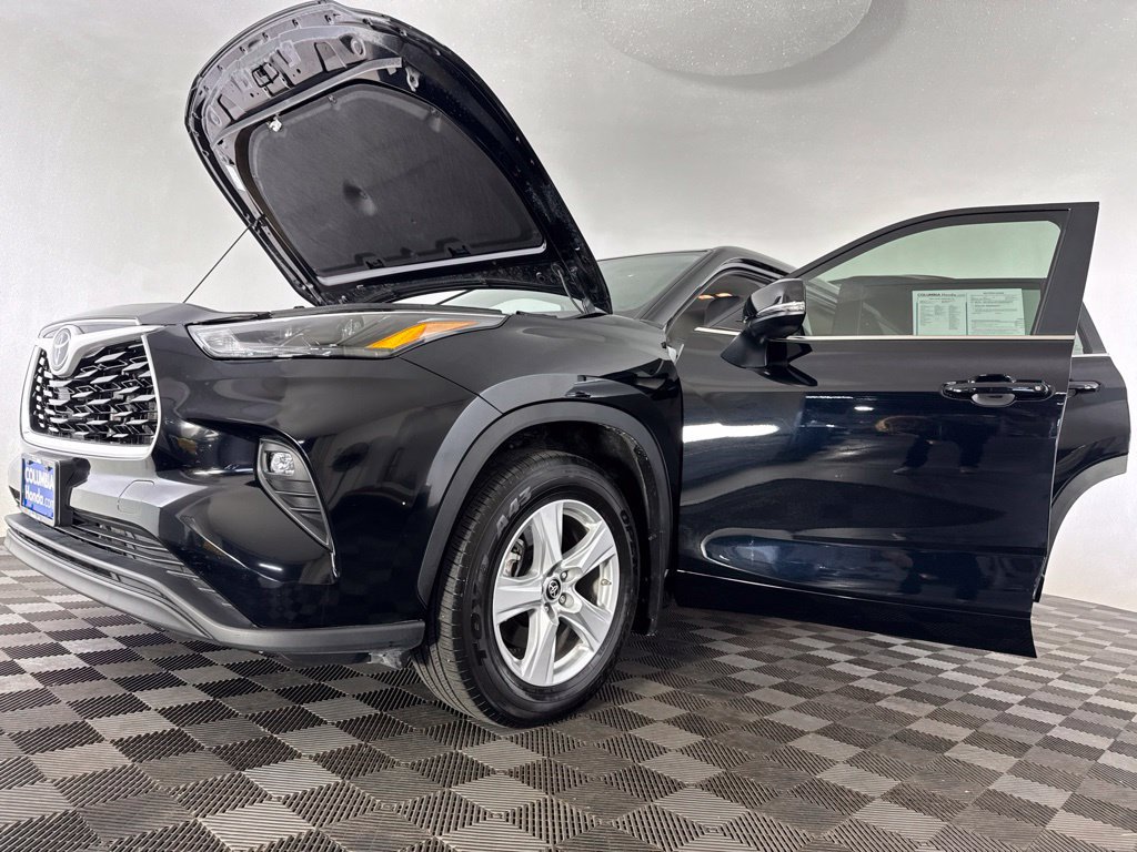 Used 2024 Toyota Highlander LE AWD/4WD image 17