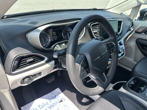 Used 2024 Chrysler Pacifica Touring-L FWD image 11