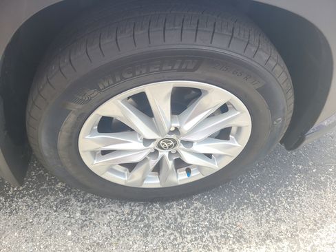 Used 2025 Toyota Corolla Cross LE FWD image 8