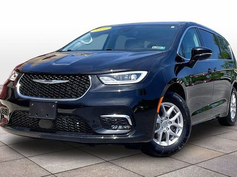 Used 2024 Chrysler Pacifica Touring-L FWD image 2