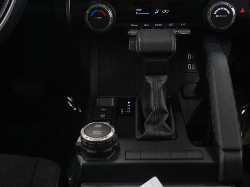 Used 2025 Toyota 4Runner SR5 AWD/4WD image 17