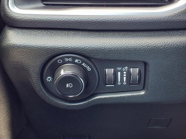 Certified 2025 Chrysler Pacifica Limited FWD image 7