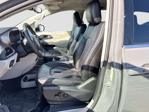 Used 2023 Chrysler Pacifica Touring-L FWD image 20