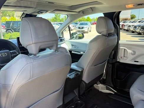 Used 2025 Toyota Sienna XLE FWD image 26