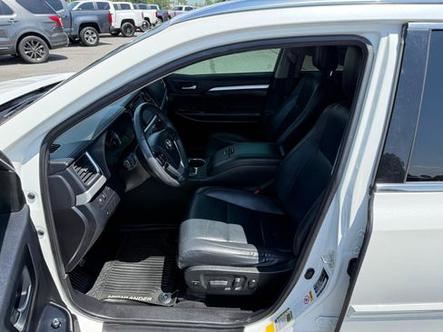 Used 2019 Toyota Highlander XLE AWD/4WD image 11