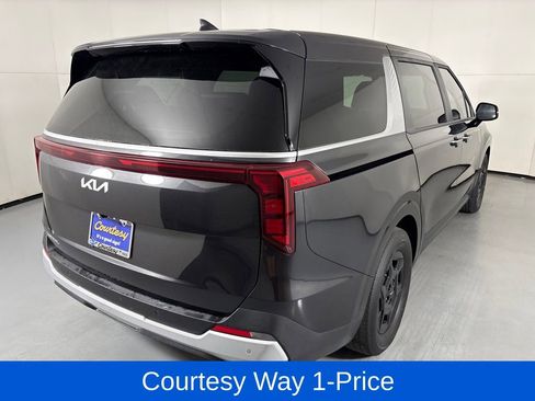 Used 2025 Kia Carnival FWD image 11