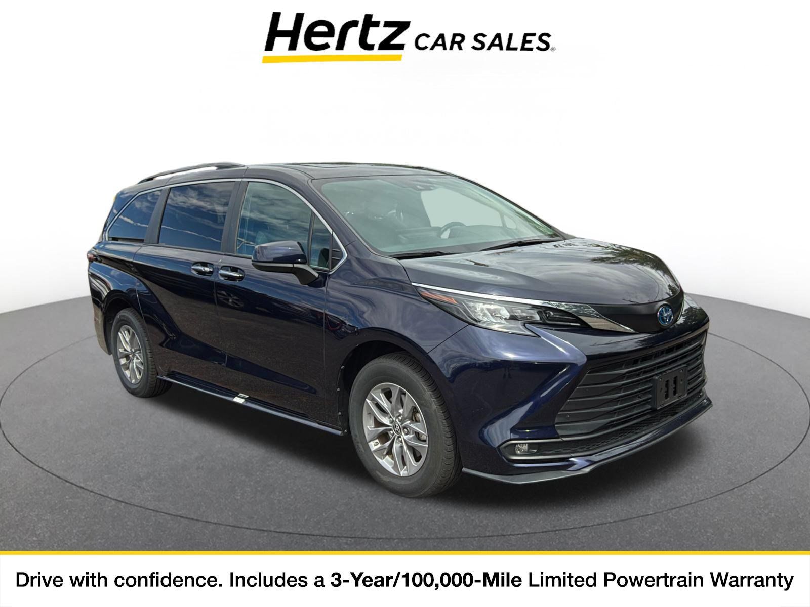 Used 2025 Toyota Sienna XLE FWD image 1