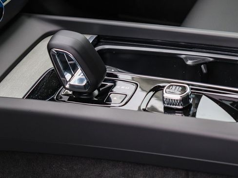 New 2025 Volvo XC60 T8 Plus w/ Climate Package PRO image 20