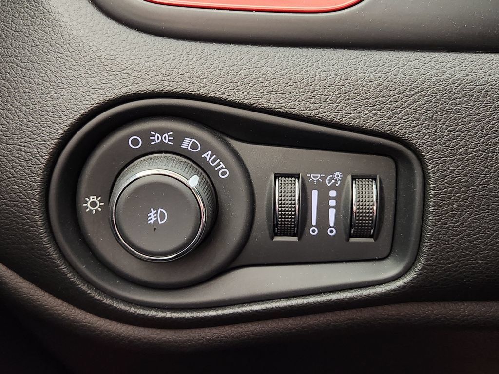 Used 2016 Jeep Renegade Trailhawk AWD/4WD image 27