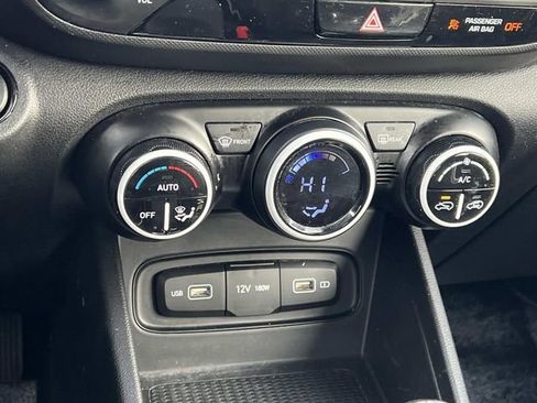 Used 2022 Hyundai Venue Limited image 22