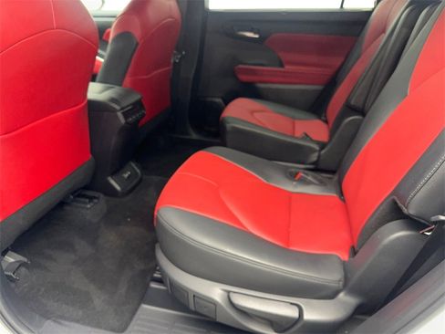 Used 2024 Toyota Highlander FWD image 34