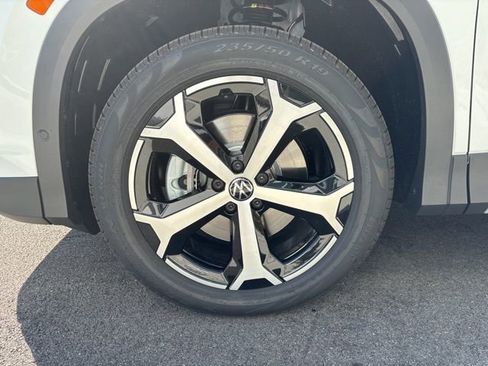 New 2025 Volkswagen Tiguan SE image 17