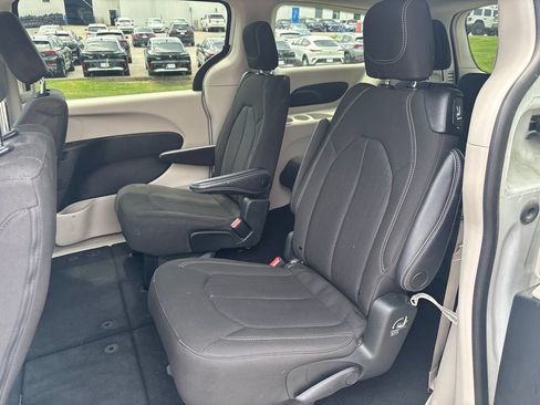 Used 2023 Chrysler Voyager LX FWD image 9