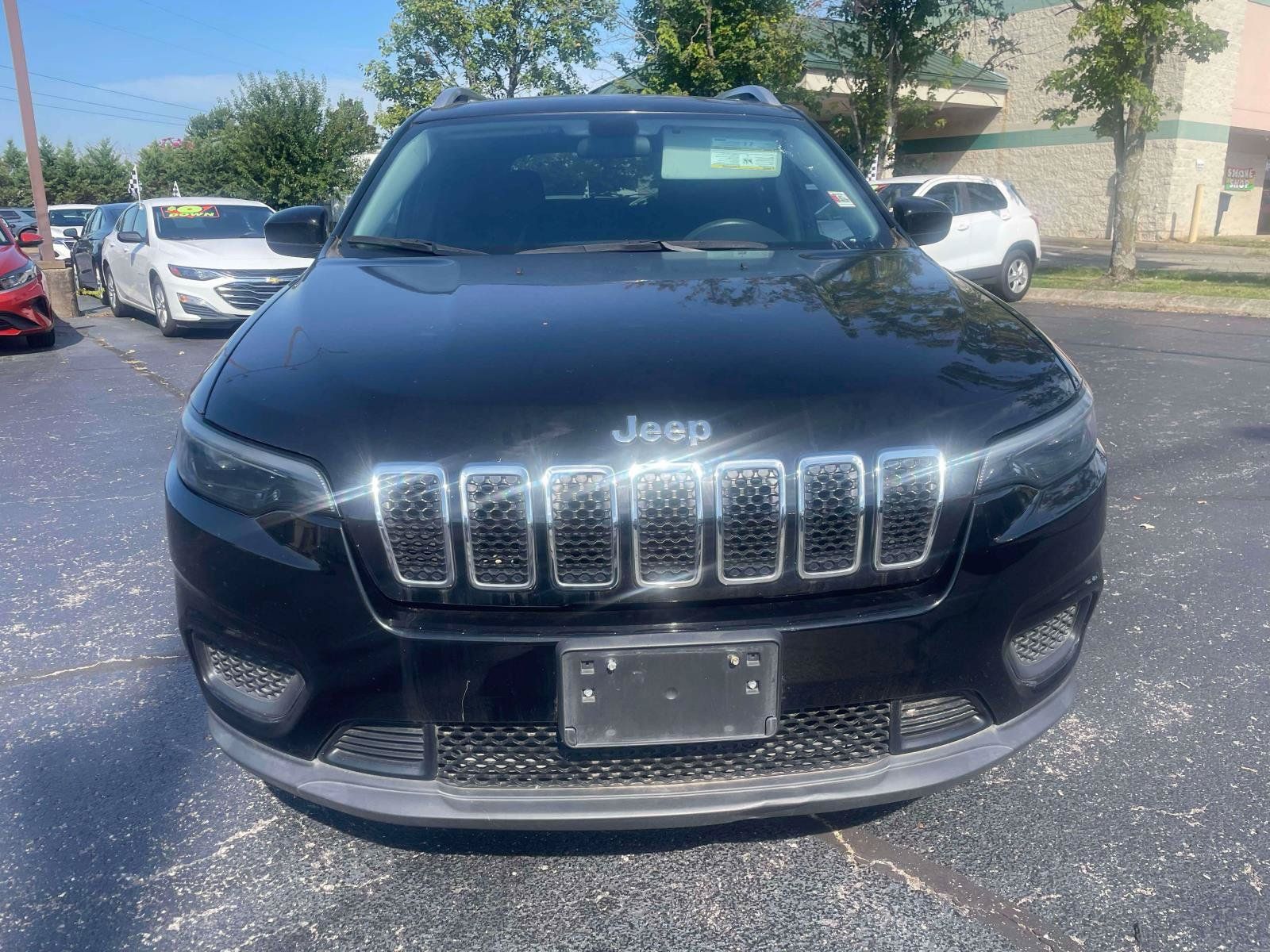 Used 2020 Jeep Cherokee Latitude FWD image 2
