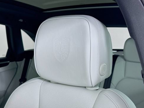 Certified 2025 Porsche Macan AWD/4WD image 14