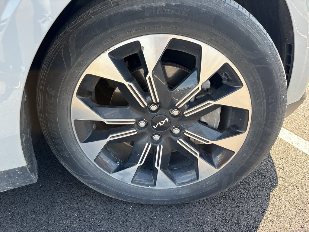 Used 2024 Kia Carnival EX FWD image 15