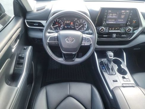 Used 2021 Toyota Highlander XLE FWD image 15