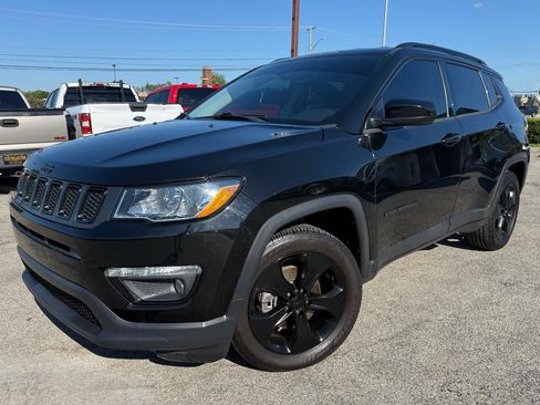 Used 2020 Jeep Compass Latitude FWD image 2