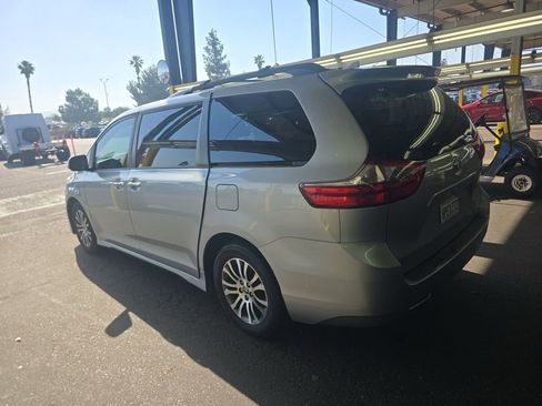 Used 2020 Toyota Sienna XLE w/ XLE Navigation Package image 16