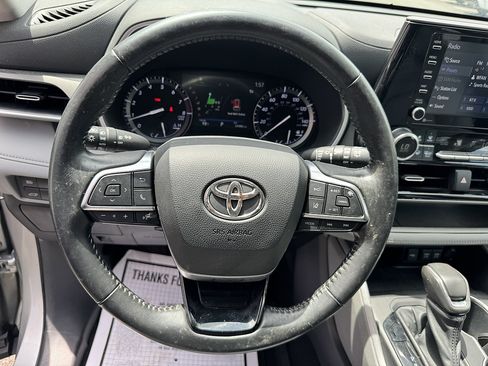 Used 2021 Toyota Highlander XLE AWD/4WD image 16